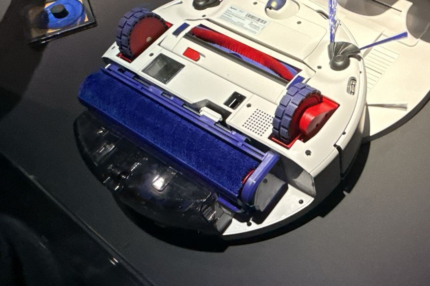Dyson R3 Nurovi Spot+Scrub UV Nasswalze mit Frischwasser Befeuchtungssystem im Detail